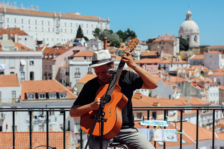 Busking at Portas do Sol.