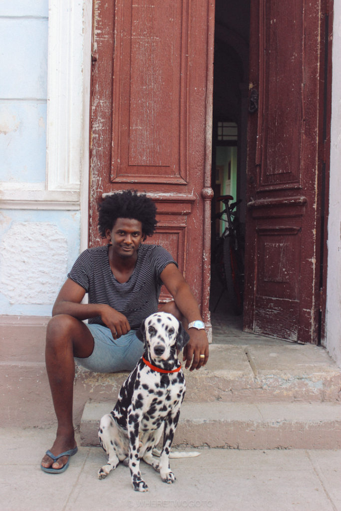 A doorstep and a dog in Cienfuegos.